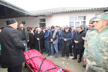 Qazaxda icra başçısı dünən avtoqəza zamanı dünyasını dəyişən hərbçilərin dəfn mərasimlərində iştirak edib və ailələrinə başsağlığı verib