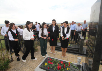 Qazaxda Xalq şairi Osman Sarıvəlli anım günündə məzarı başında yad edilib