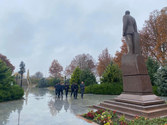 Ümummilli Lider Heydər Əliyevin anım günü ilə əlaqədar abidəsi və adını daşıyan mərkəz ziyarət olunub