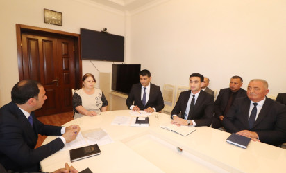 Qazax RİH-də keçirilən ümumi qəbulda icra başçısı vətəndaşların müraciətini dinləyib