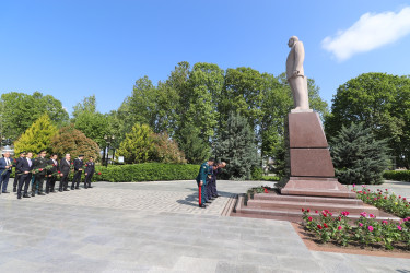 Qazaxda Ümummilli Lider Heydər Əliyevin anadan olmasının 100 illiyinə həsr olunmuş “Ulu Öndər Heydər Əliyevin irsi milli sərvətimizdir” mövzusunda tədbir keçirilib