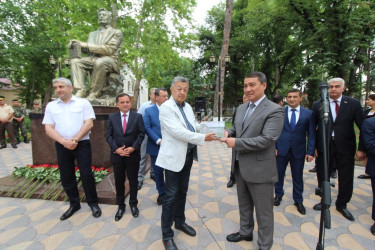 Qazaxda Xalq yazıçısı İsmayıl Şıxlının adını daşıyan park əsaslı təmirdən sonra yenidən sakinlərin istifadəsinə verilib