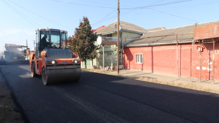 Qazaxda icra başçısı Ağköynək kəndində yeni asfalt örtüyü döşənən Çərkəz İsmayılov küçəsində görülmüş işlərlə tanış olub