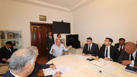 Qazax RİH-də keçirilən ümumi qəbulda icra başçısı vətəndaşın müraciətini dinləyib