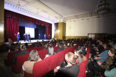 Şuşa Dövlət Musiqili Dram Teatrı Qazaxda Xalq şairi Zəlimxan Yaqubun “Böyük ömrün dastanı” poeması əsasında hazırlanmış eyniadlı ədəbi-bədii kompozisiya təqdim edib