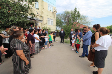 Millət vəkilləri Səməd Seyidov və Ülviyyə Ağayeva Bakı küçəsindəki 1 saylı çoxmənzilli yaşayış binasında yaşayan sakinlərlə görüşüblər