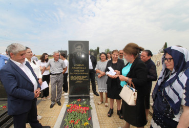 Qazaxda Xalq şairi Osman Sarıvəlli anım günündə məzarı başında yad edilib