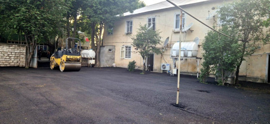 Qazaxda daha 3 binanın həyətinə yeni asfalt örtüyü vurulub