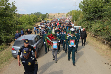 Qazaxda şəhid baş gizir Azər Məmmədov doğulduğu Kəmərli kəndində son mənzilə yola salındı