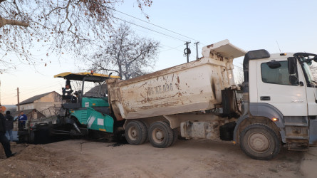 Qazaxda icra başçısı Ağköynək kəndində yeni asfalt örtüyü döşənən Çərkəz İsmayılov küçəsində görülmüş işlərlə tanış olub