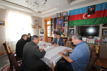 Qazaxda icra başçısı Vətən müharibəsi şəhidlərinin təltif olunduqları ordenləri ailə üzvlərinə təqdim edib