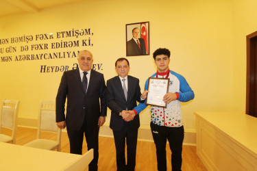 Qazaxda icra başçısı Albaniyanın Durres şəhərində yeniyetmələr arasında keçirilən ağır atletika üzrə Dünya birinciliyində gümüş medal qazanan idmançını və onun məşqçi müəllimini mükafatlandırıb