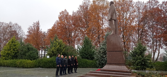 Ümummilli Lider Heydər Əliyevin anım günü ilə əlaqədar abidəsi və adını daşıyan mərkəz ziyarət olunub