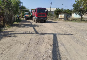 İcra başçısı yeni asfalt örtüyü vurulan Bakı və Əhməd Seyidov küçələrində görülmüş işlərlə tanış olub