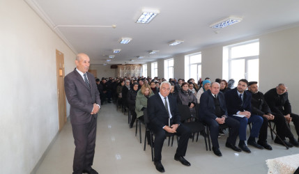 Millət vəkili Səməd Seyidov bu gün Qazaxın Yuxarı Salahlı kəndində sakinlərlə görüşüb