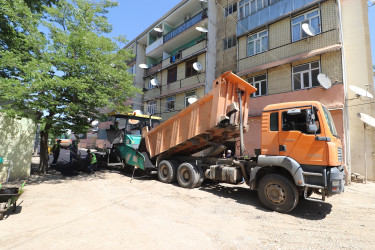 Qazaxda daha bir çoxmənzilli yaşayış binasının həyətinə asfalt örtüyü vurulub