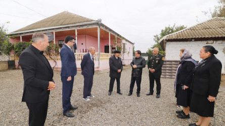 Qazaxda icra başçısı Vətən müharibəsi şəhidi Nicat Nəsibovun atasını evində ziyarət edib