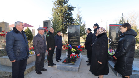 Qazaxda 31 dekabr - Dünya Azərbaycanlılarının Həmrəyliyi Günü və Yeni il bayramı ərəfəsində şəhidlərin məzarları ziyarət edilib