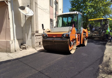 Qazaxda daha bir çoxmənzilli yaşayış binasının həyətinə asfalt örtüyü vurulub