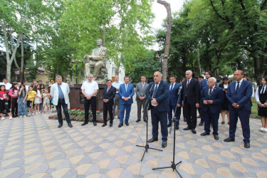 Qazaxda Xalq yazıçısı İsmayıl Şıxlının adını daşıyan park əsaslı təmirdən sonra yenidən sakinlərin istifadəsinə verilib