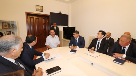 Qazax RİH-də keçirilən ümumi qəbulda icra başçısı vətəndaşın müraciətini dinləyib