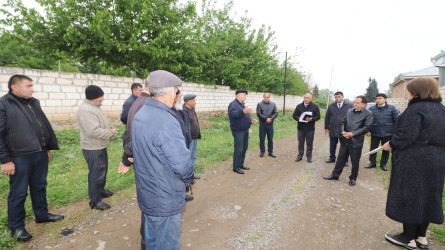 İcra başçısı Ürkməzli kəndində vətəndaşların müraciəti ilə yerində tanış olub