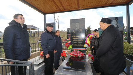 Qazaxda icra başçısı igid Vətən oğullarını məzarları başında yad edib