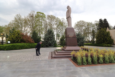 BDU-nun rektoru Elçin Babayev və Universitetin professor-müəllim heyəti Qazaxda Ulu Öndər Heydər Əliyevin abidəsini ziyarət ediblər