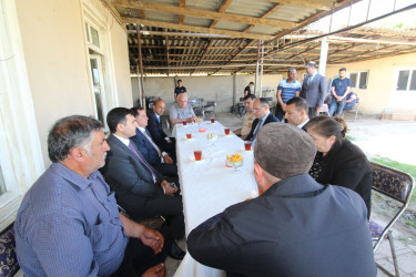 Qazaxda icra başçısı avtoqəza zamanı dünyasını dəyişən gənclərin hüzr mərasimində iştirak edib və ailələrinə başsağlığı verib