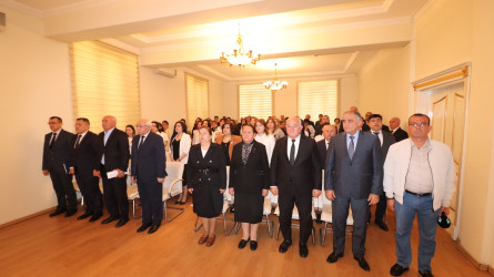 Qazaxda Ümummilli Lider Heydər Əliyevin anadan olmasının 102-ci ildönümünə həsr edilmiş “Nə zaman, nə məkan anlayışına sığmayan şərəfli və mənalı ömür” mövzusunda tədbir keçirilib