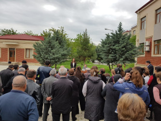 Millət vəkili Ülviyyə Ağayeva Qazaxbəyli kəndində məcburi köçkünlərin məskunlaşdığı Yeni qəsəbədə sakinlərlə görüşüb