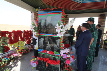 Qazaxda icra başçısı Vətən müharibəsi şəhidi kiçik gizir Elcan Namazovun məzarını ziyarət edib