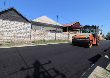 İcra başçısı yeni asfalt örtüyü vurulan Bakı küçəsində olub 