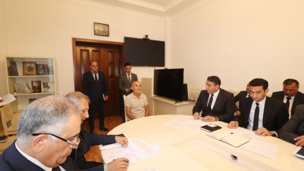 Qazax RİH-də keçirilən ümumi qəbulda icra başçısı vətəndaşın müraciətini dinləyib