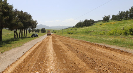 Qazaxda daha bir avtomobil yoluna yeni asfalt örtüyü döşənir. İcra başçısı görülmüş işlərlə yerində maraqlanıb – FOTOLAR