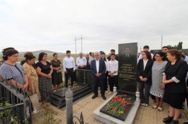 Qazaxda Xalq şairi Osman Sarıvəlli anım günündə məzarı başında yad edilib