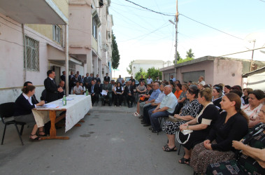 Qazaxda icra başçısının vətəndaşlarla keçirilən növbəti səyyar görüşü Şəhidlər Xiyabanı 25 və 27 saylı binalarda yaşayan sakinlərlə olub