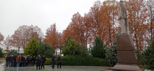 Qazaxda Ulu Öndər Heydər Əliyevin anım günü ilə əlaqədar abidəsi və adını daşıyan mərkəz ziyarət olunub