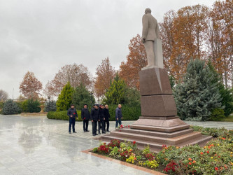 Mədəniyyət işçiləri Ulu Öndər Heydər Əliyevin anım günü ilə əlaqədar abidəsini və  adını daşıyan mərkəzi ziyarət ediblər