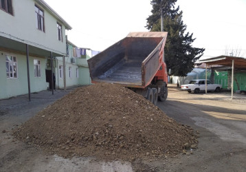 Qazaxda Nəriman Nərimanov yaşayış massivində yerləşən ikimərtəbəli binaların həyətinə asfalt örtüyü vurulur