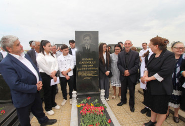 Qazaxda Xalq şairi Osman Sarıvəlli anım günündə məzarı başında yad edilib