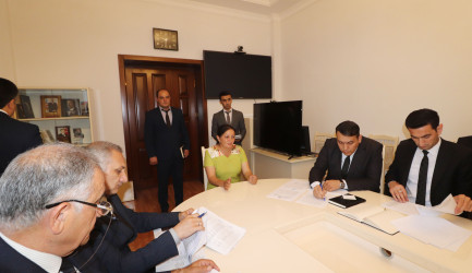 Qazax RİH-də keçirilən ümumi qəbulda icra başçısı vətəndaşın müraciətini dinləyib