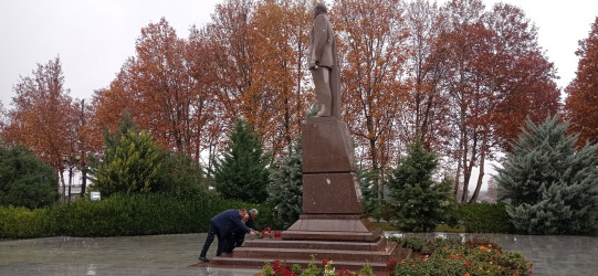 Ümummilli Lider Heydər Əliyevin anım günü ilə əlaqədar abidəsi və adını daşıyan mərkəz ziyarət olunub