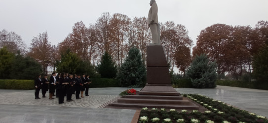 Qazaxda Ulu Öndərin anım günündə abidəsi və adını daşıyan mərkəz ziyarət olunub