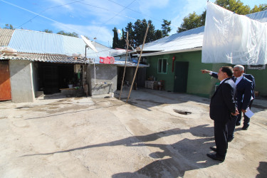 İcra başçısı dam örtükləri yenilənəcək birmərtəbəli binalara baxış keçirib