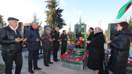 Qazaxda 31 dekabr - Dünya Azərbaycanlılarının Həmrəyliyi Günü və Yeni il bayramı ərəfəsində şəhidlərin məzarları ziyarət edilib