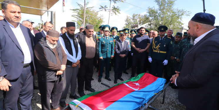 Qazaxda icra başçısı polkovnik Nemət Pənahovun dəfn mərasimində iştirak edərək ailəsinə başsağlığı verib