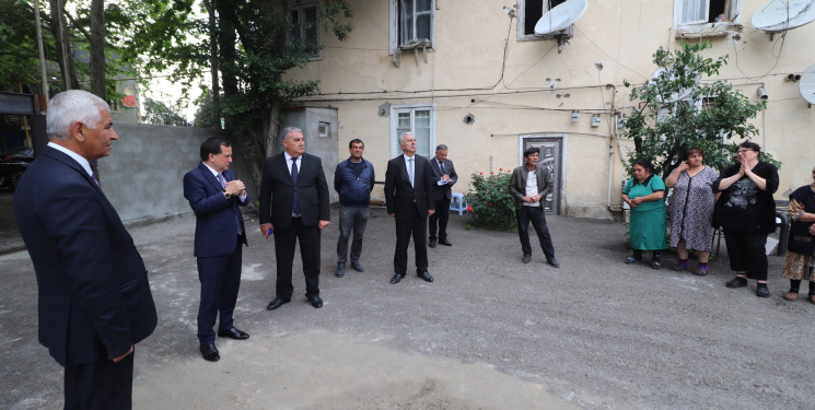 Qazaxda icra başçısı fasad, blok və həyətində abadlıq işləri aparılan binaya baxış keçirib