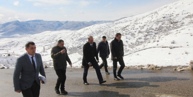 Qazaxda icra başçısı sərhəd kəndlərində olub və qarın yağması ilə əlaqədar yollardakı mövcud vəziyyətlə maraqlanıb