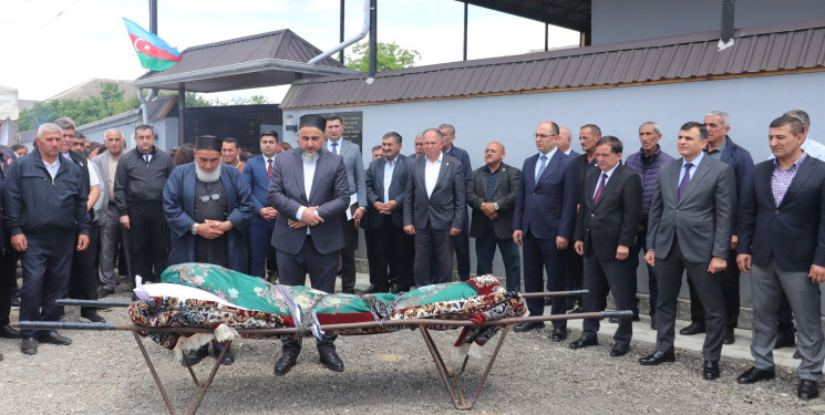 Qazaxda icra başçısı şəhid atasının dəfn mərasimində iştirak edib və yaxınlarına başsağlığı verib